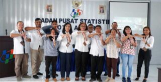 Foto bersama antara Peserta Workshop Wartawan Literasi Statistik dengan Kepala BPS Kota Ambon serta Pejabat Fungsional Lingkup BPS Kota Ambon.