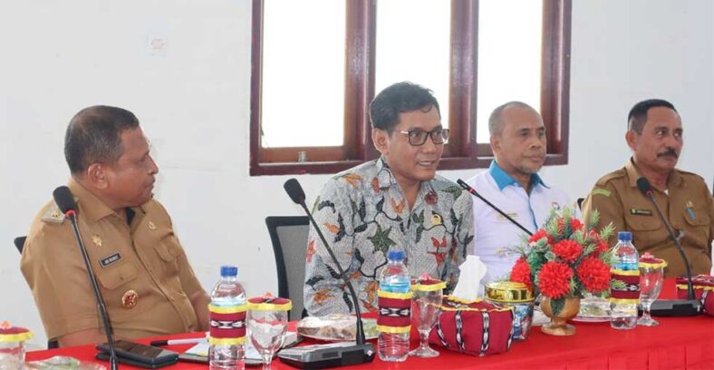 Anggota Ombudsman RI, Johanes Widijantoro (No.2 dari kiri) didampingi Kepala Perwakilan Ombudsman RI Maluku, Hasan Slamat (No.2 dari kanan).