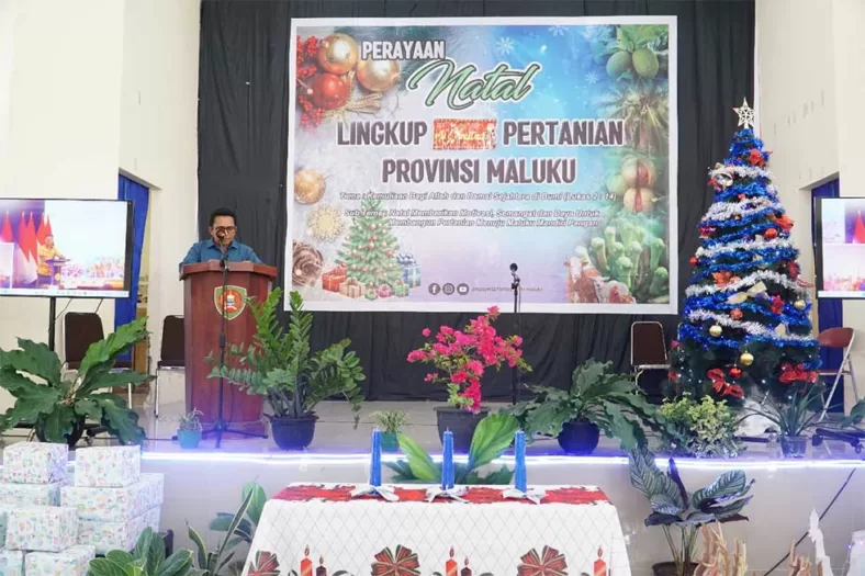 Kepala Dinas Pertanian Provinsi Maluku, Dr. Ilham Tauda, SP. M.Si Memberikan Sambutan Pada Perayaan Natal Lingkup Pertanian Provinsi Maluku, Jumat (15/12/2023).